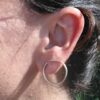 boucle d'oreille éclipse portée