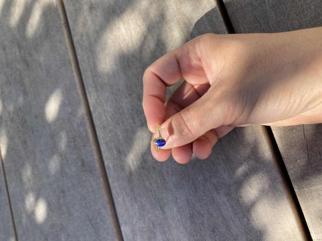 Bague fine Lapis Lazuli portée