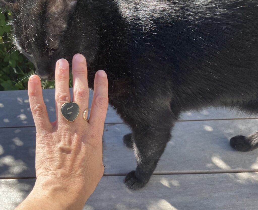 Bague  Beltza eta Urrea portée
