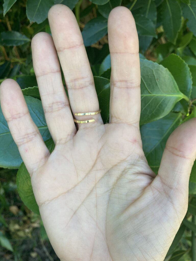 Bague harri beltza portée