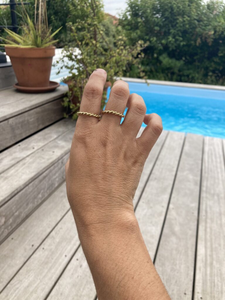 Bague torsade portée