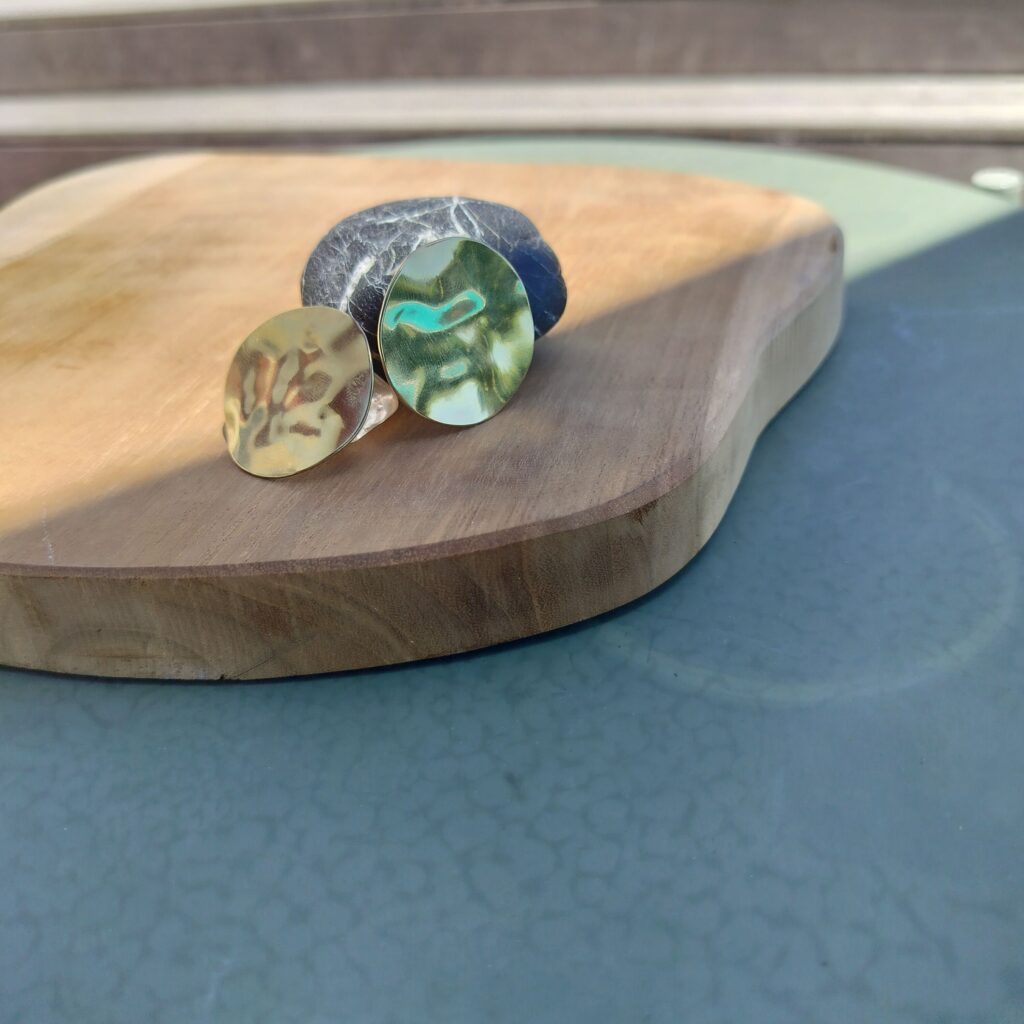 Boucles Soleil – Laiton martelé portée