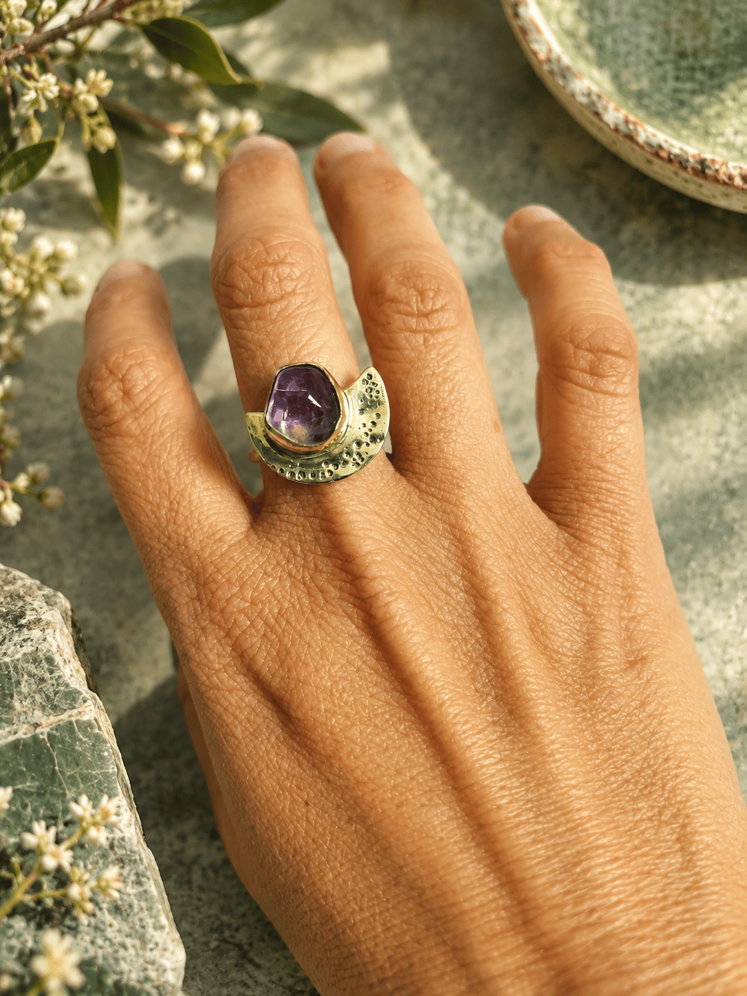 Bague améthyste – demi-lune texturée