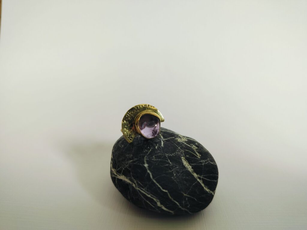 Bague améthyste – demi-lune texturée — vue 2