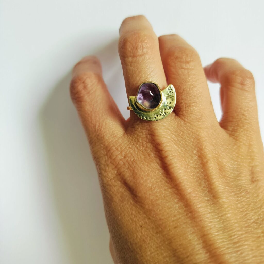 Bague améthyste – demi-lune texturée portée