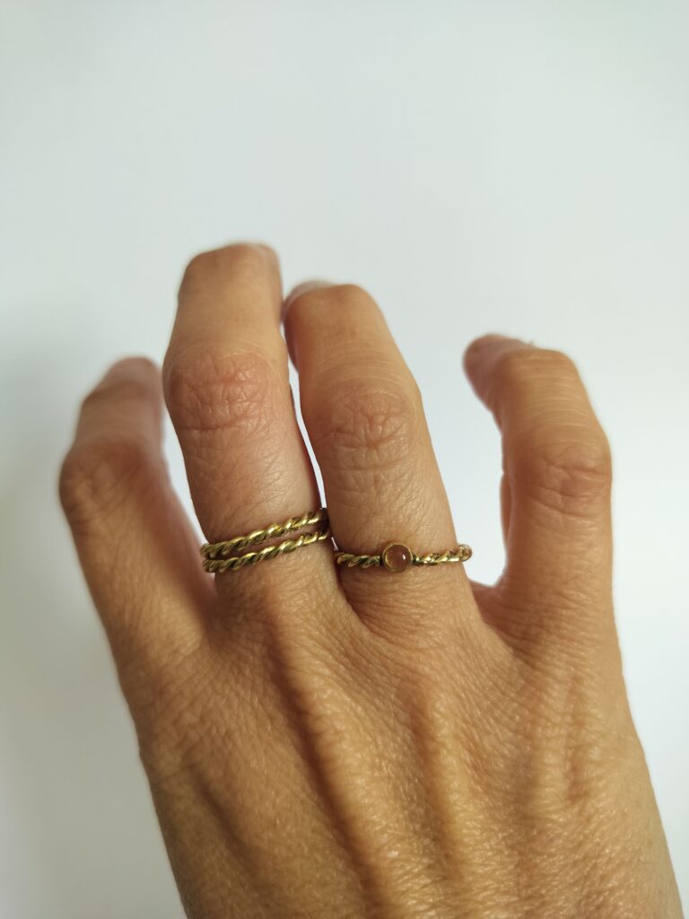 Bague torsadée – citrine portée