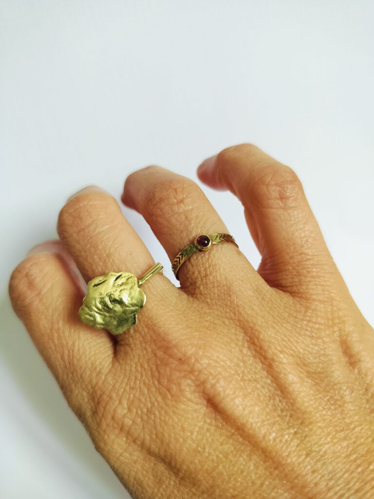 Bague géométrique – surface texturée portée