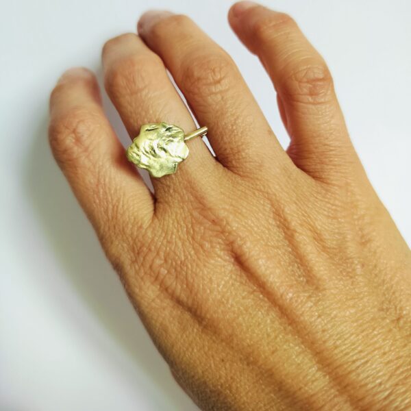 bague géométrique en laiton avec surface texturée