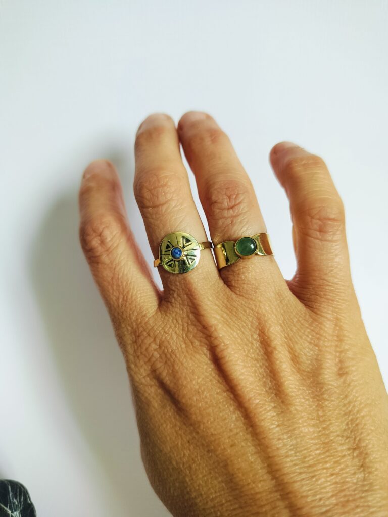 Bague pastille et pierre fine — vue 2