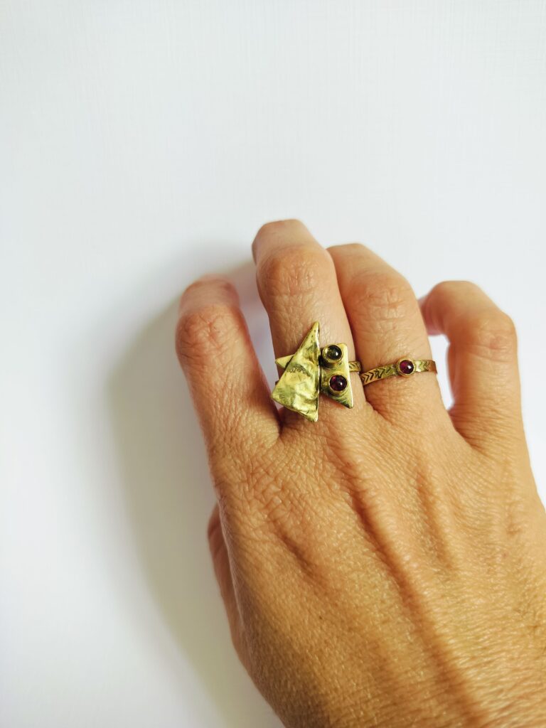 Bague triangles texturés – grenat & citrine portée