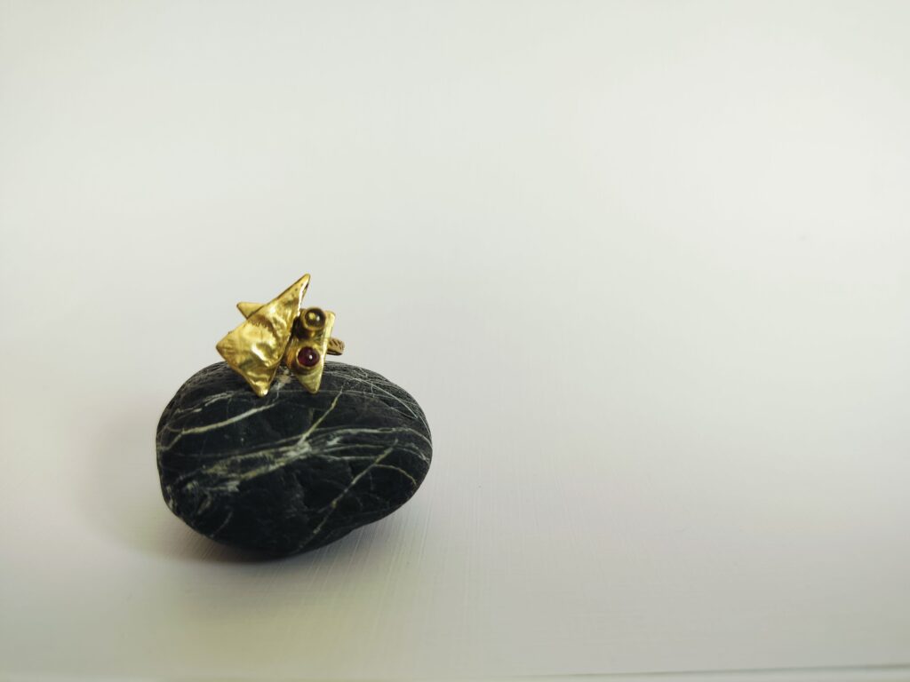 Bague triangles texturés – grenat & citrine — vue 3