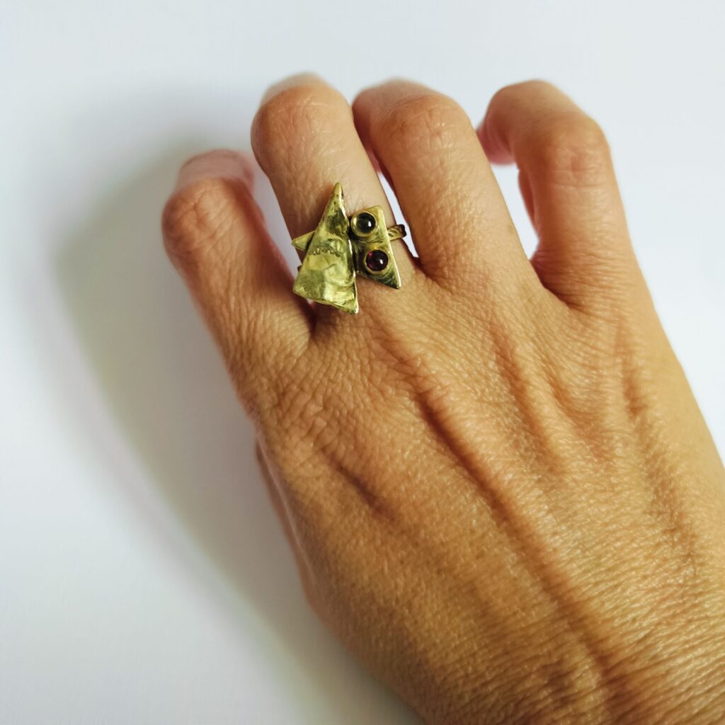 Bague triangles texturés – grenat & citrine — vue 2