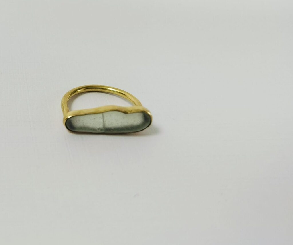 Bague verre brisé portée
