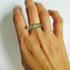 bague en laiton avec verre de mer poli naturellement