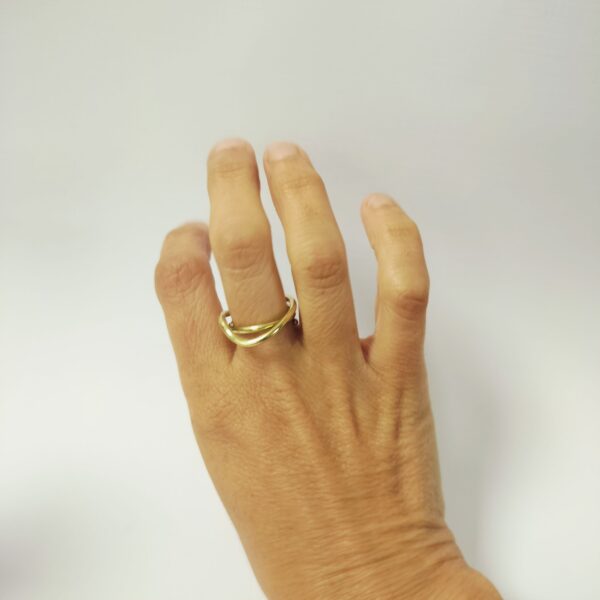 bague laiton forme vague effet flottant au doigt