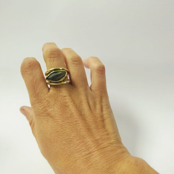 bague laiton avec pierre naturelle sombre artisanale