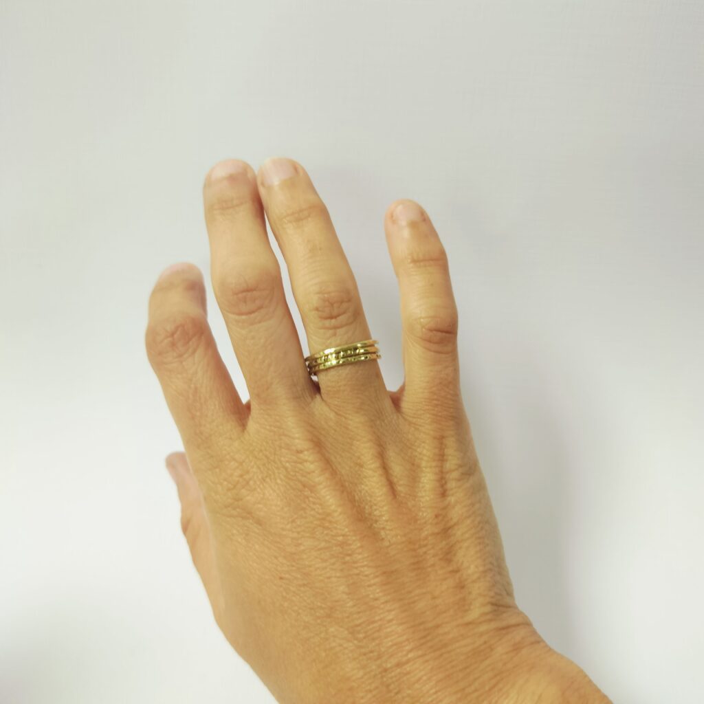 Bague Trio – Anneaux gravés à la main portée