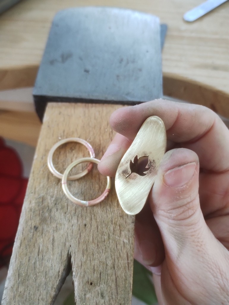 Feuille et oiseau en laiton dans l'atelier Petite Mer