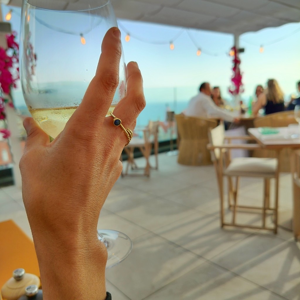 Bague en laiton portée au coucher du soleil, terrasse face à la mer