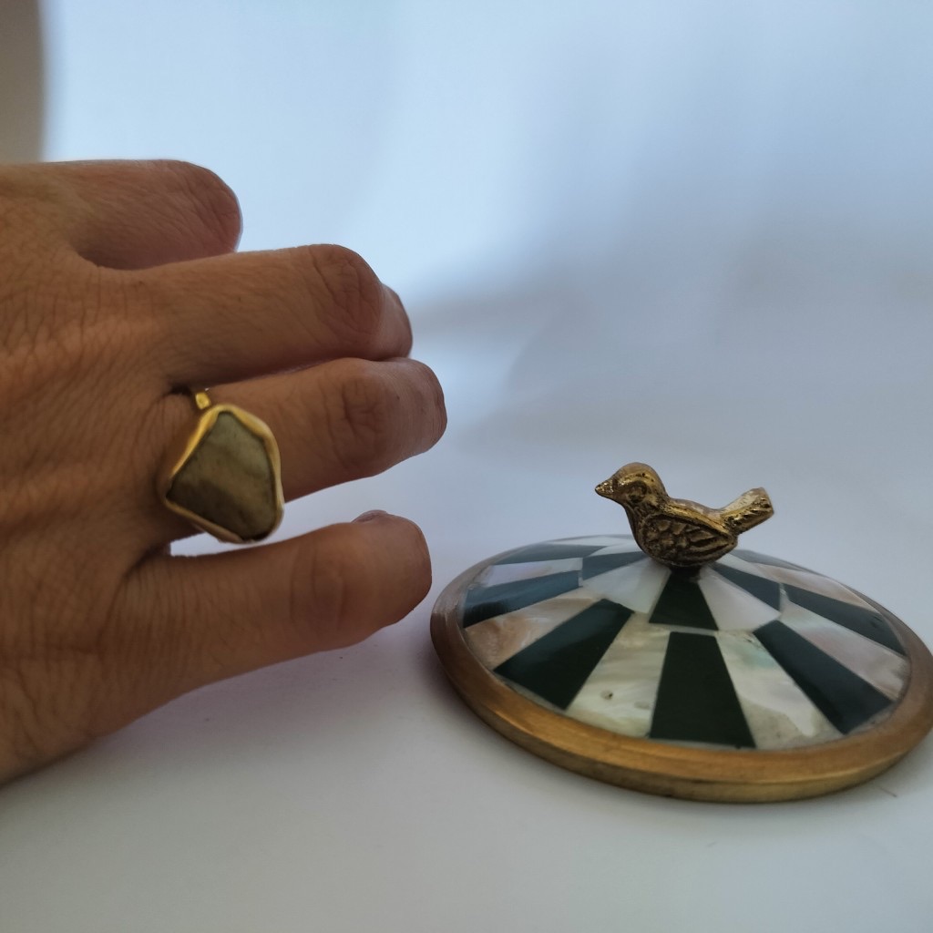 Bague en laiton et pierre naturelle portée à la main