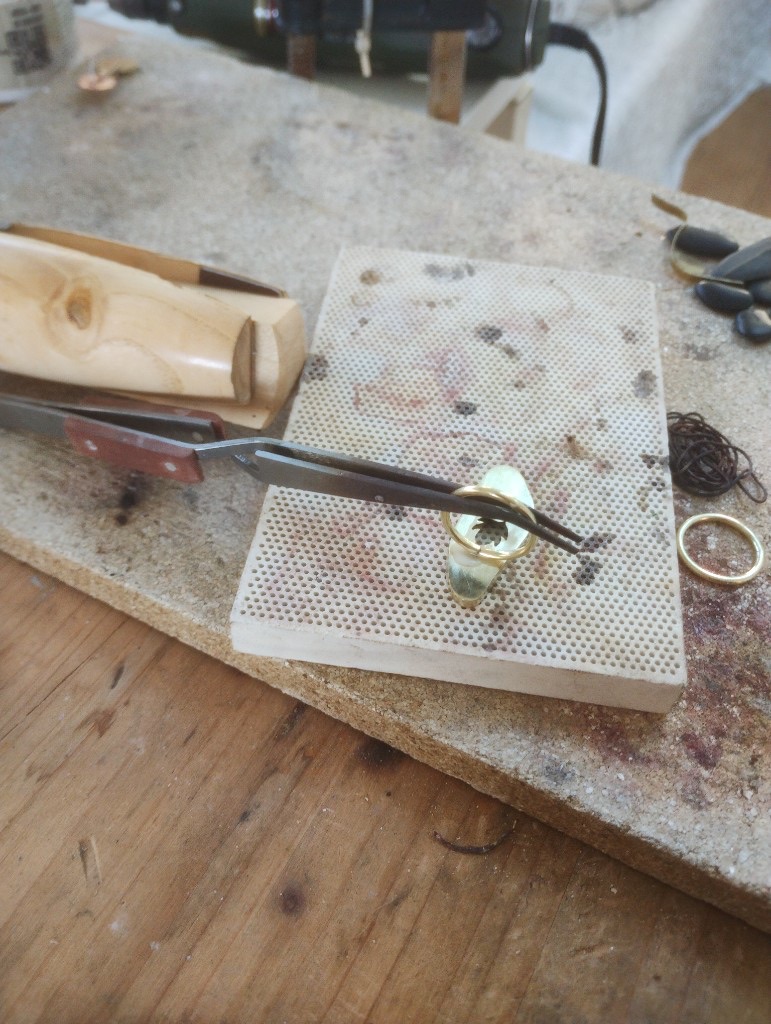 Bague ovale sertie en cours de fabrication à l'atelier