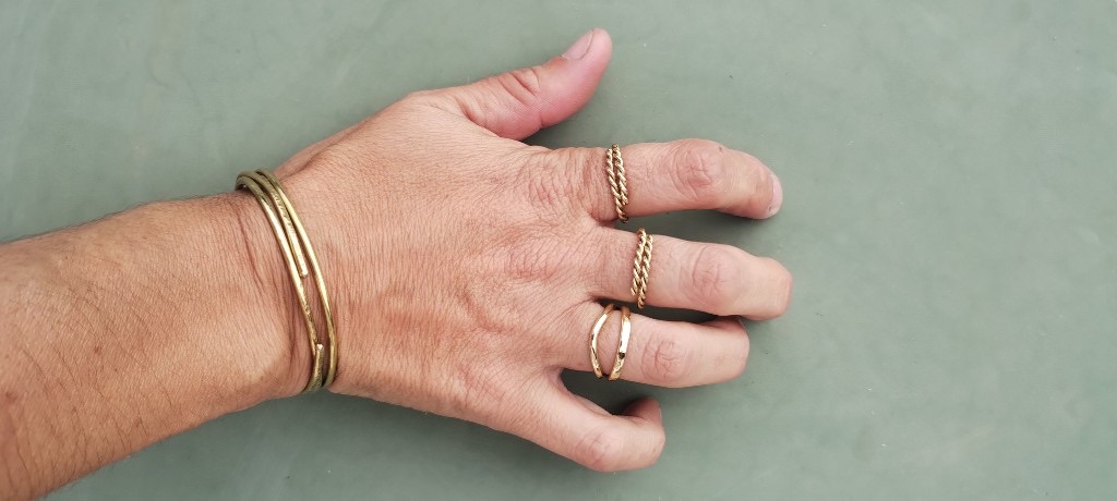 Bagues torsadées et bracelets joncs portés