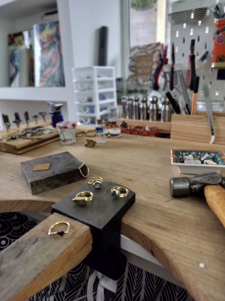 Soudure d'une bague à l'atelier