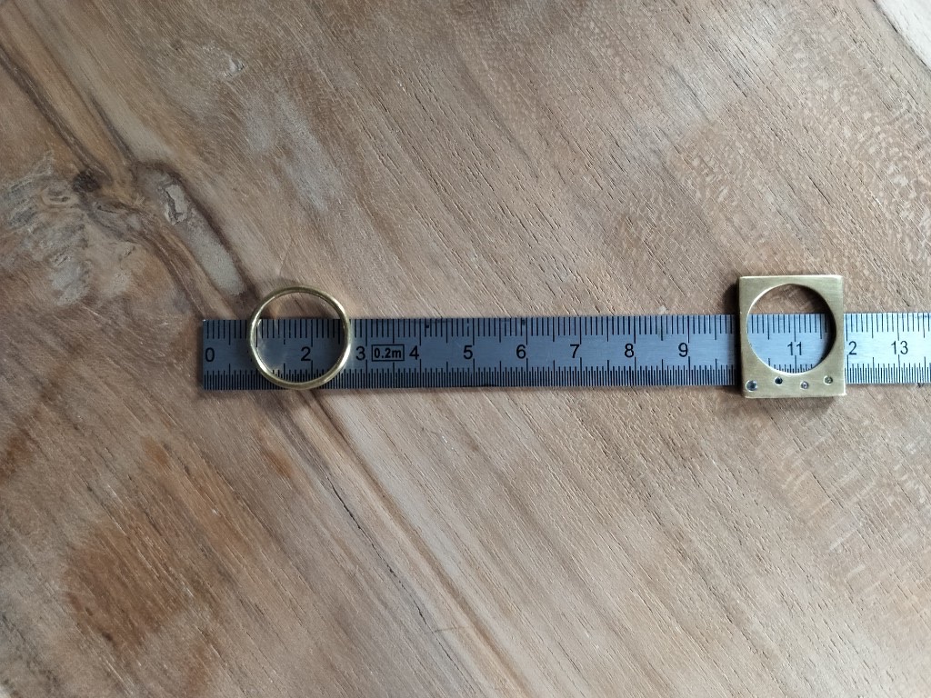Deux bagues posées sur une règle pour mesurer le diamètre intérieur