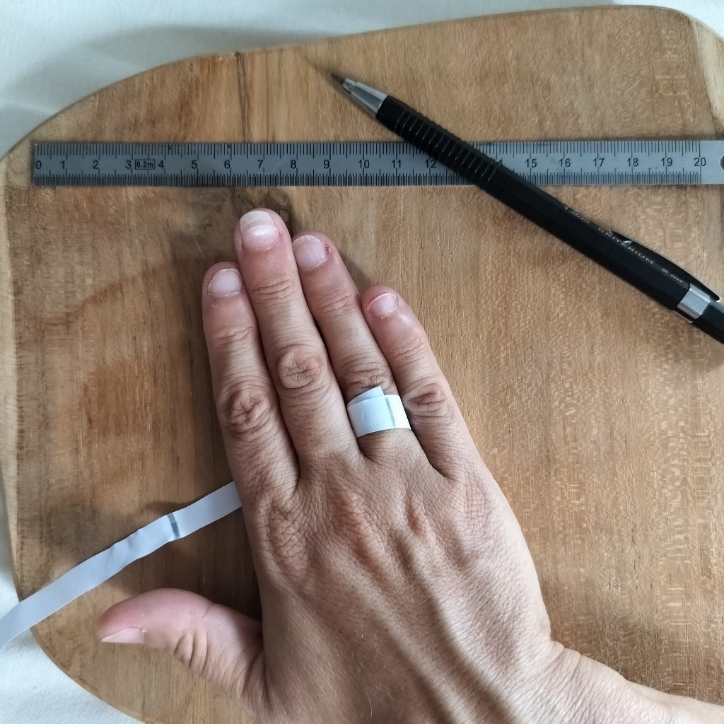 Étape 2 — enrouler le papier autour du doigt